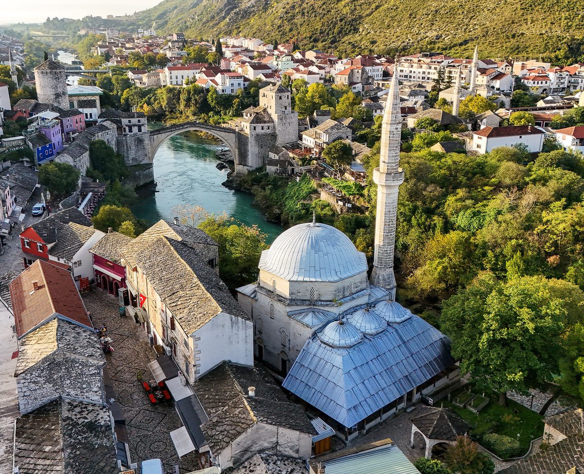 Stari Most and the Koski Mehmed Pasha Mosque above the Neretva, Mostar